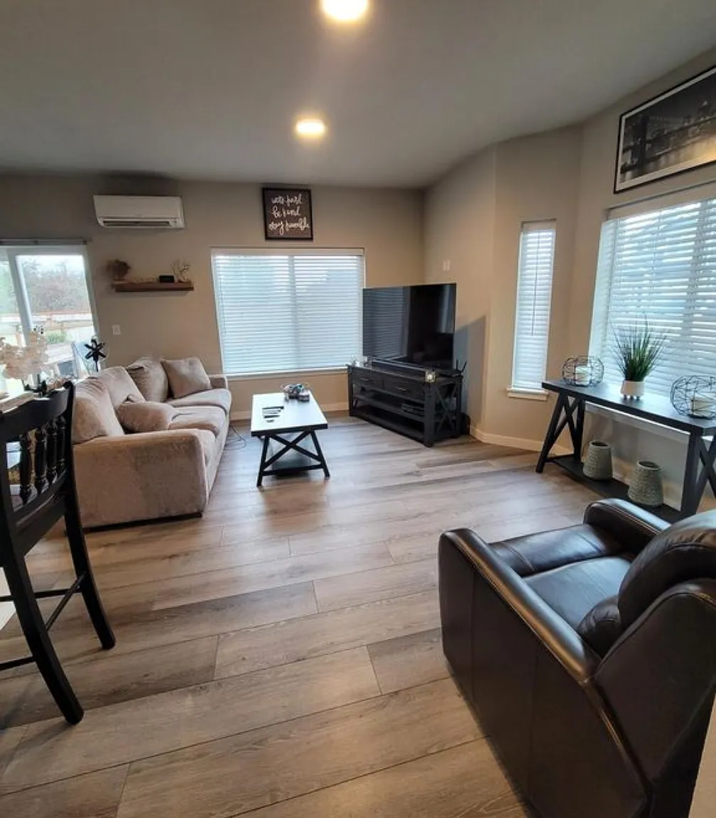 3 bed, 2.5 bath, 1401 sqft, $2,600 — Photo 4
