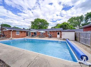 211 Briar Ln, North Aurora, IL 60542