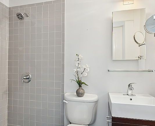 5th image of 300 W 23rd St APT 2A