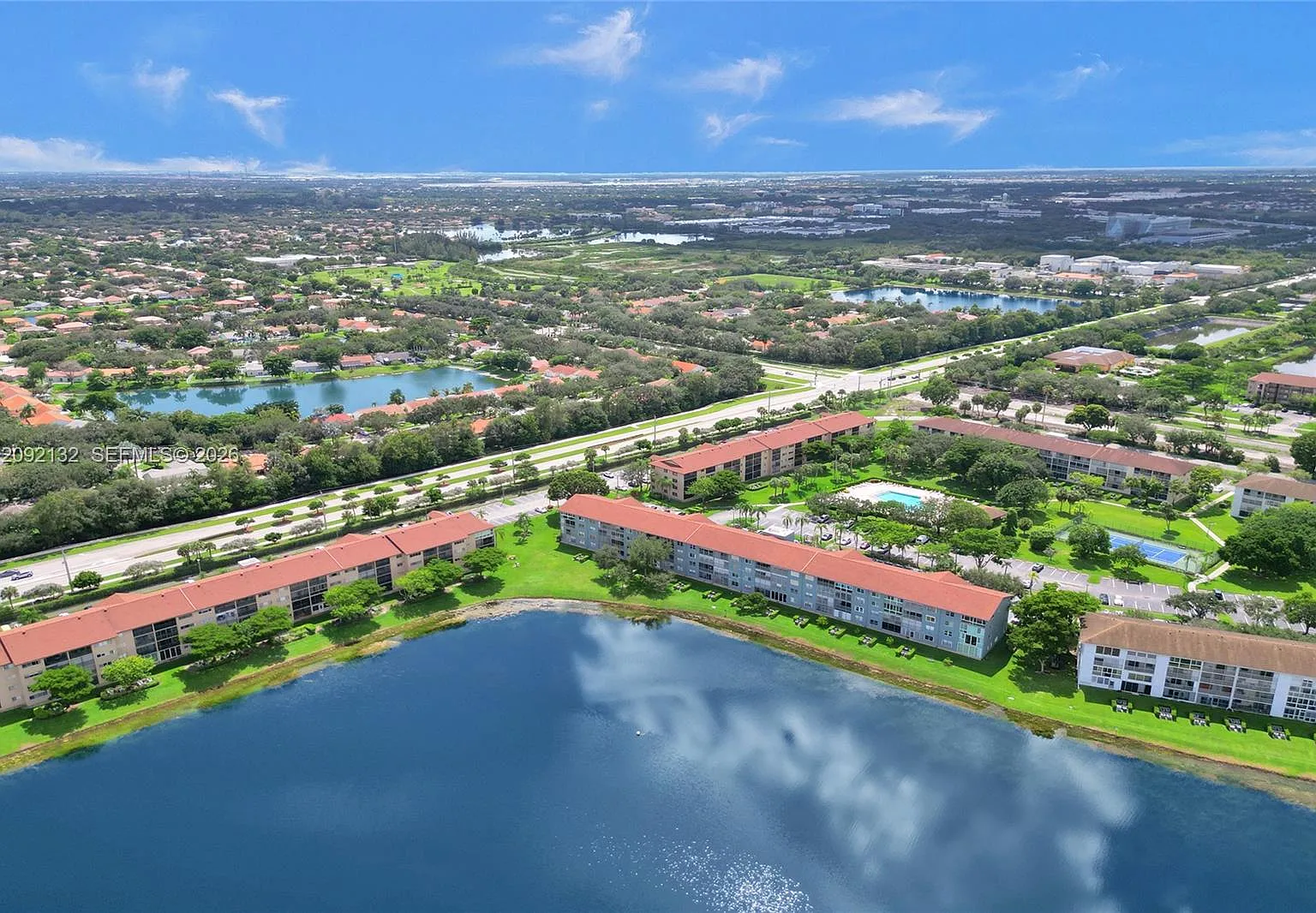 Cambridge At Century Vill — Photo 2