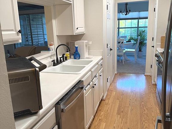 4th image of 296 Canterbury Rd APT I
