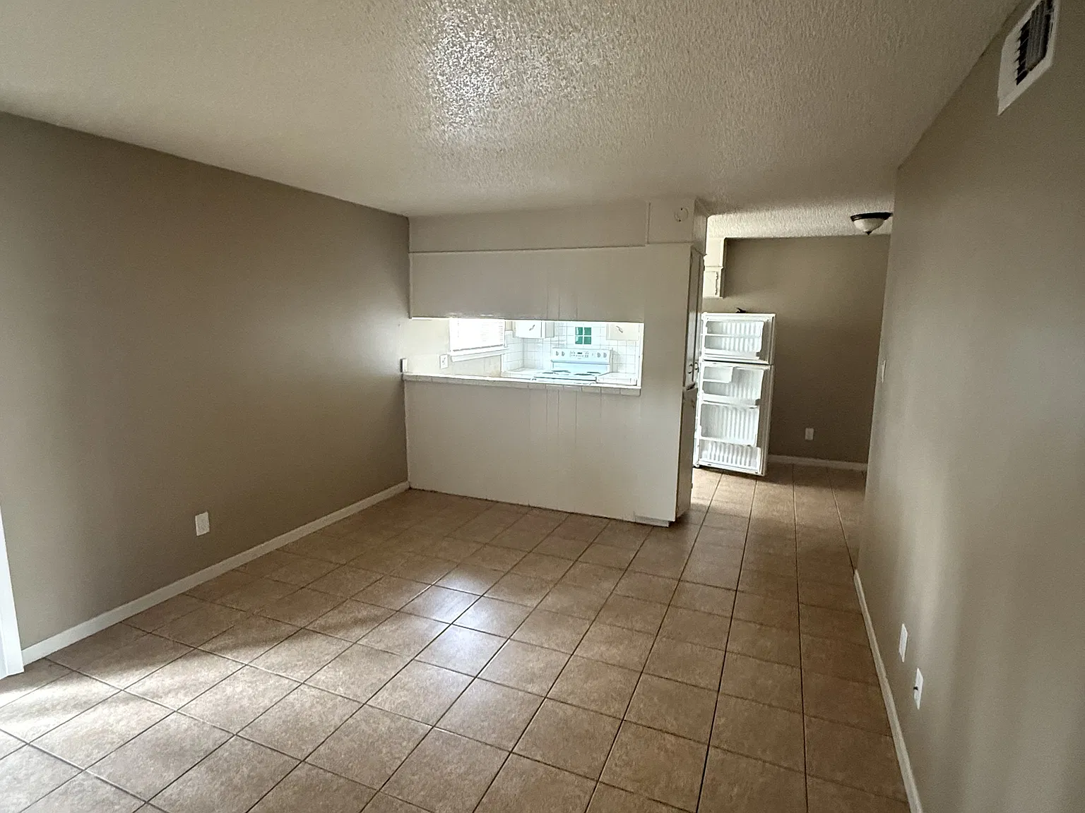 2213 Jennifer - 3 — Photo 3