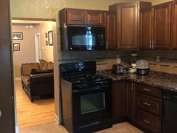 2nd image of 2929 Fillmore St NE #1