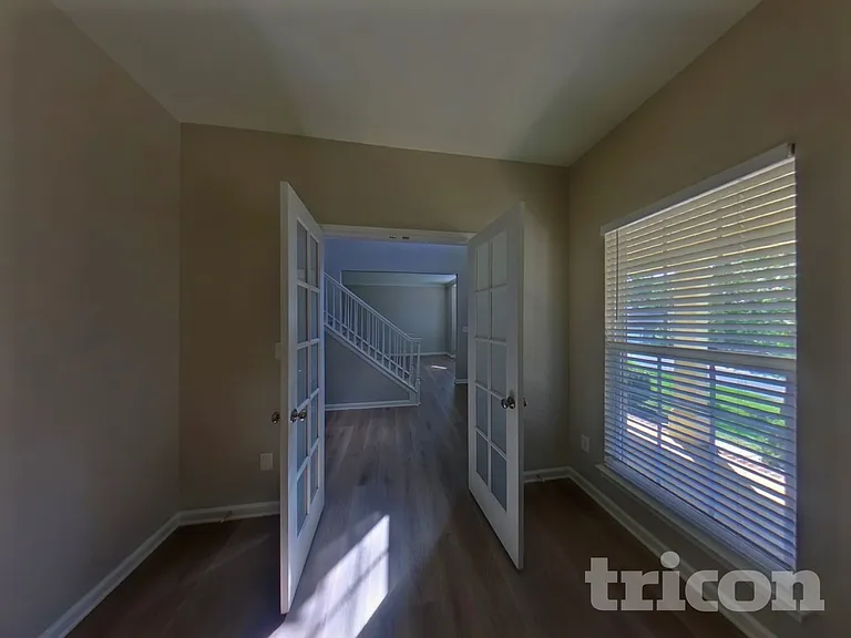 1002 Hollingdale Ct — Photo 17