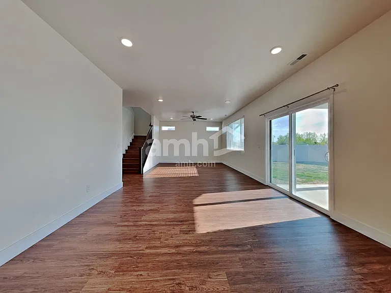 1029 N Barkvine Ave — Photo 5