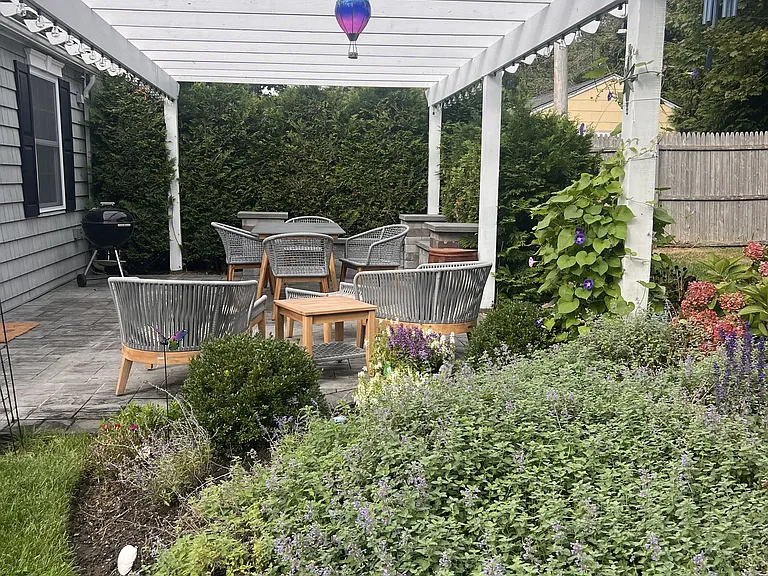 49 Fanning Ave — Photo 2