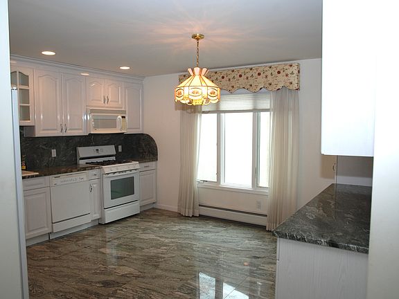 4th image of 1604 John St Floor 1
