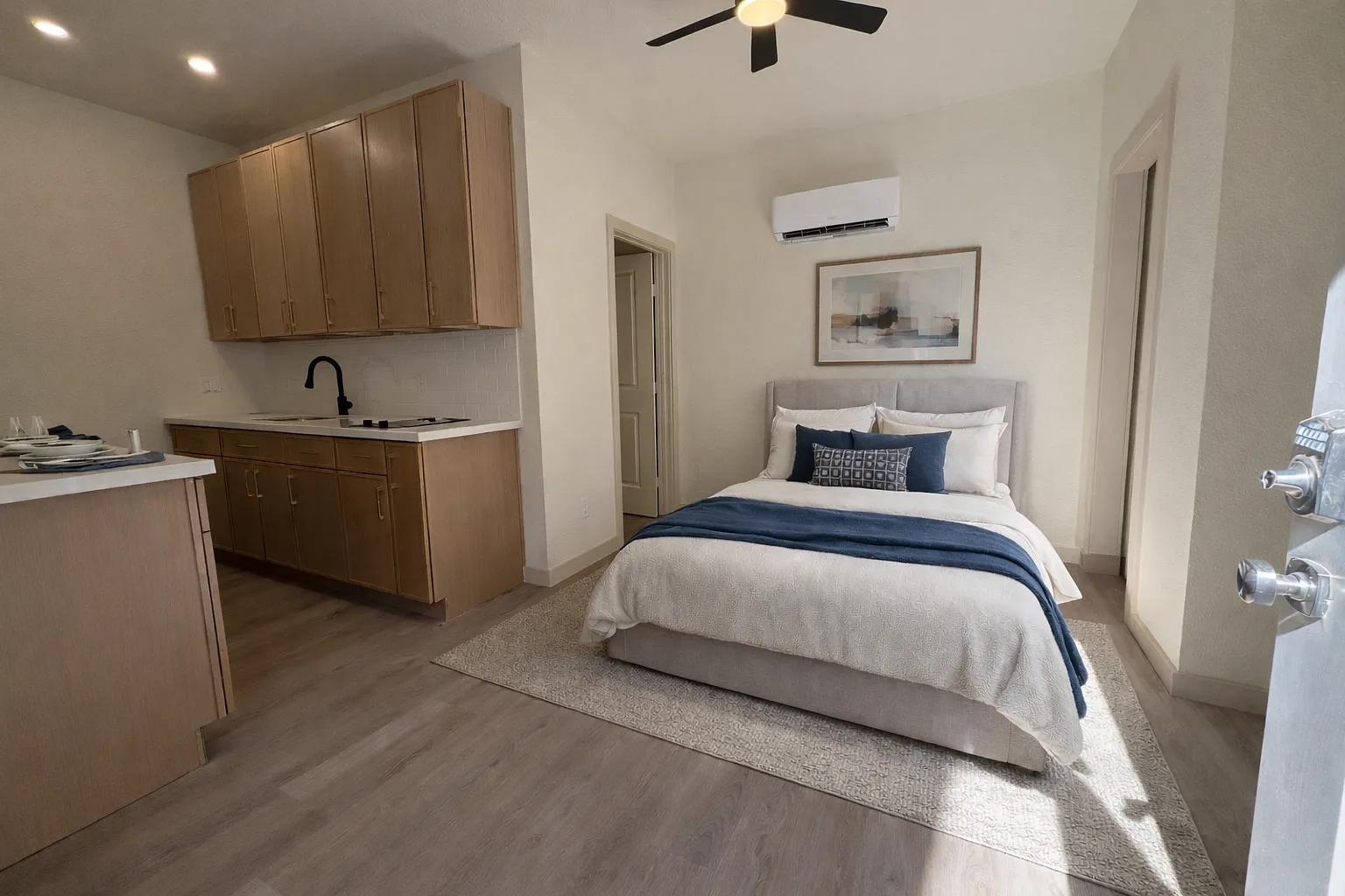 1 bed, 300 sqft, $1,000 — Photo 2