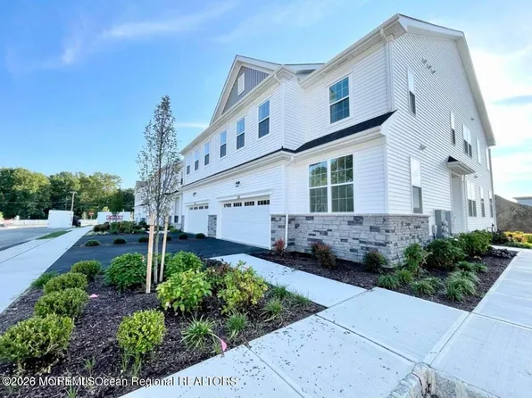 113 Woolley Ct, Oakhurst, NJ 07755
