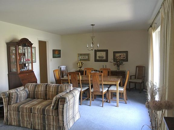 5th image of 1555 Rosemary Ln