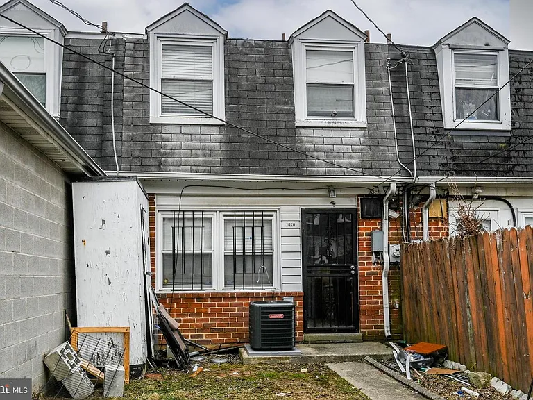 1610 Wentworth Ave — Photo 7