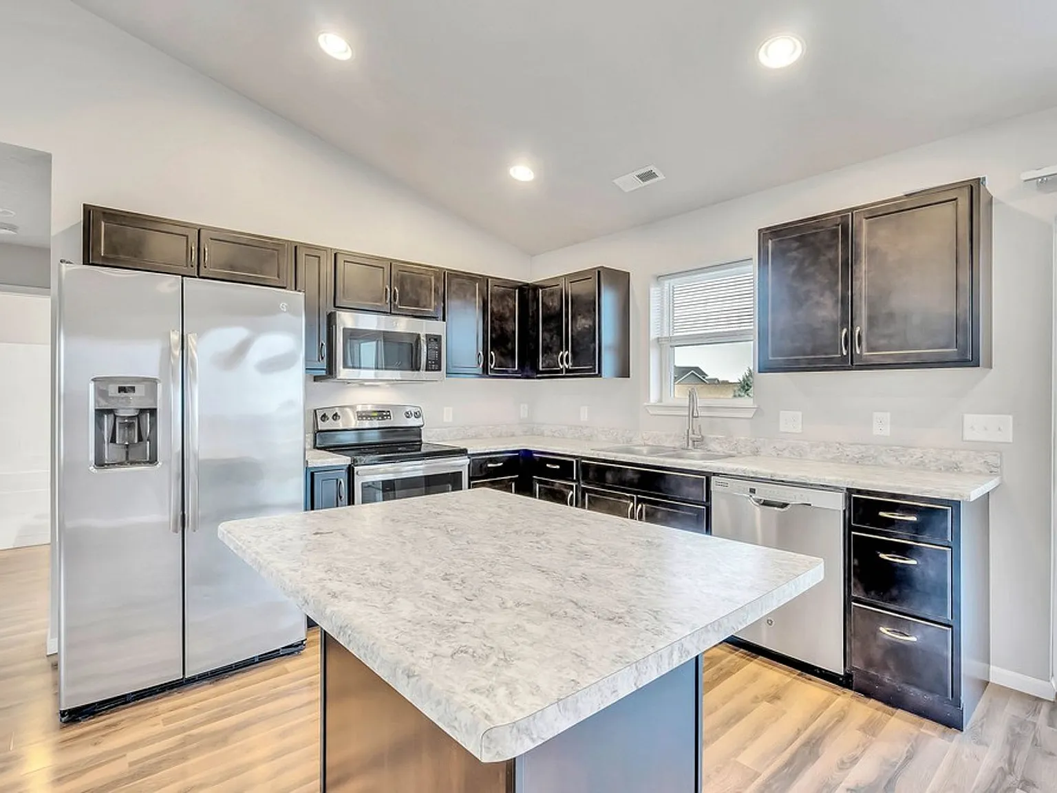 Beautiful 2 Bed 2 Bath | Waterloo | Near Lost Island Waterpark — Photo 2