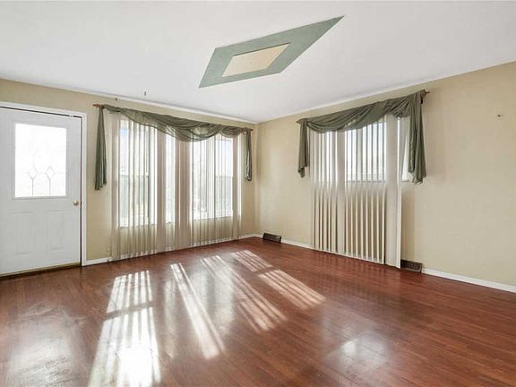 3rd image of 15 Marian Dr