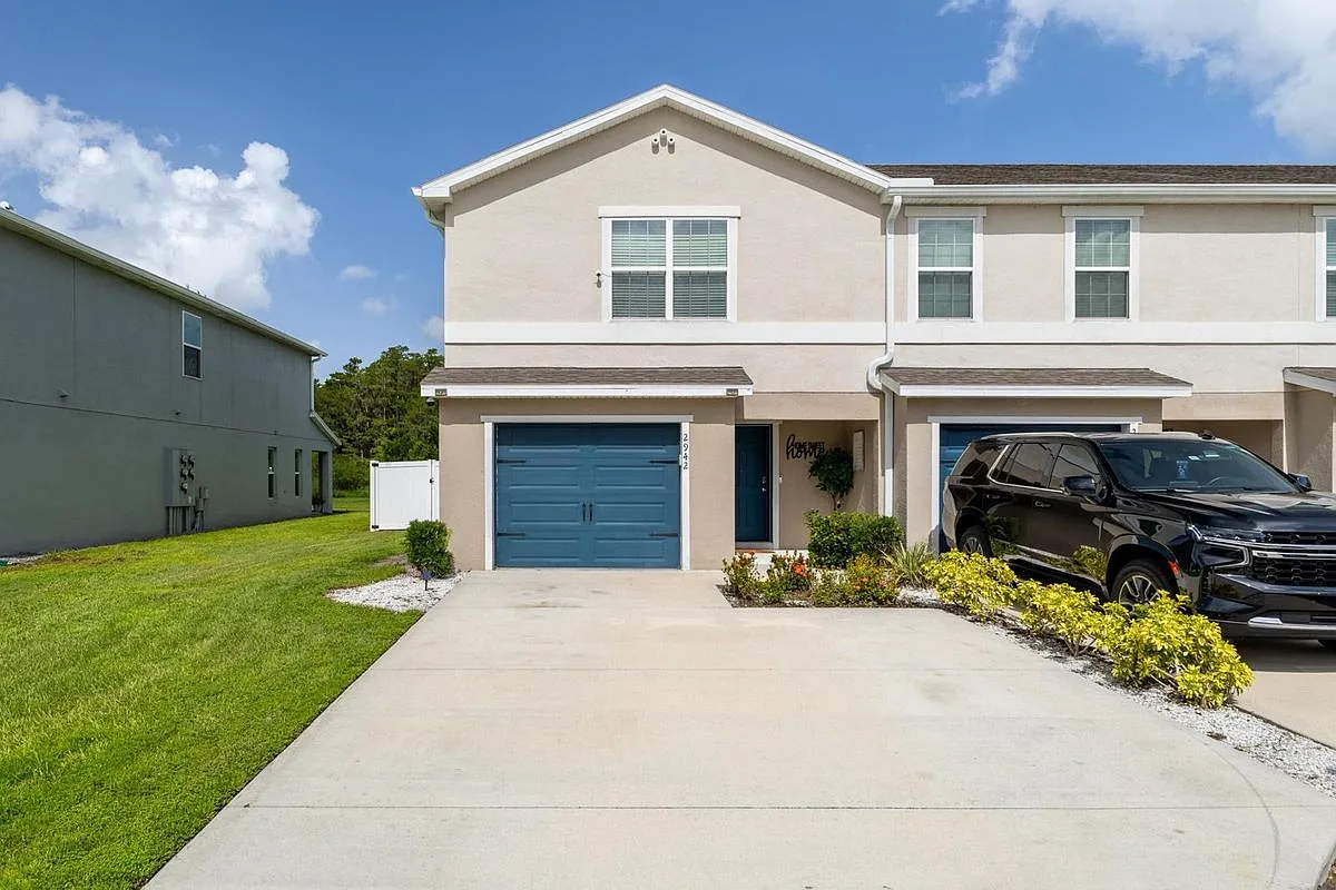 3 bed, 2.5 bath, 1980 sqft, $2,300 — Photo 1