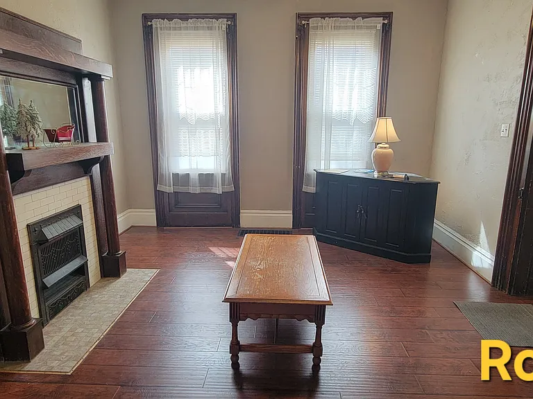 2323 Sarah St — Photo 5