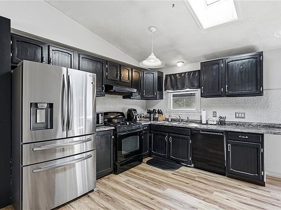 4th image of 25 Oakridge Ct