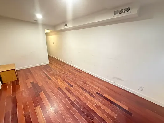 Building, photo 1