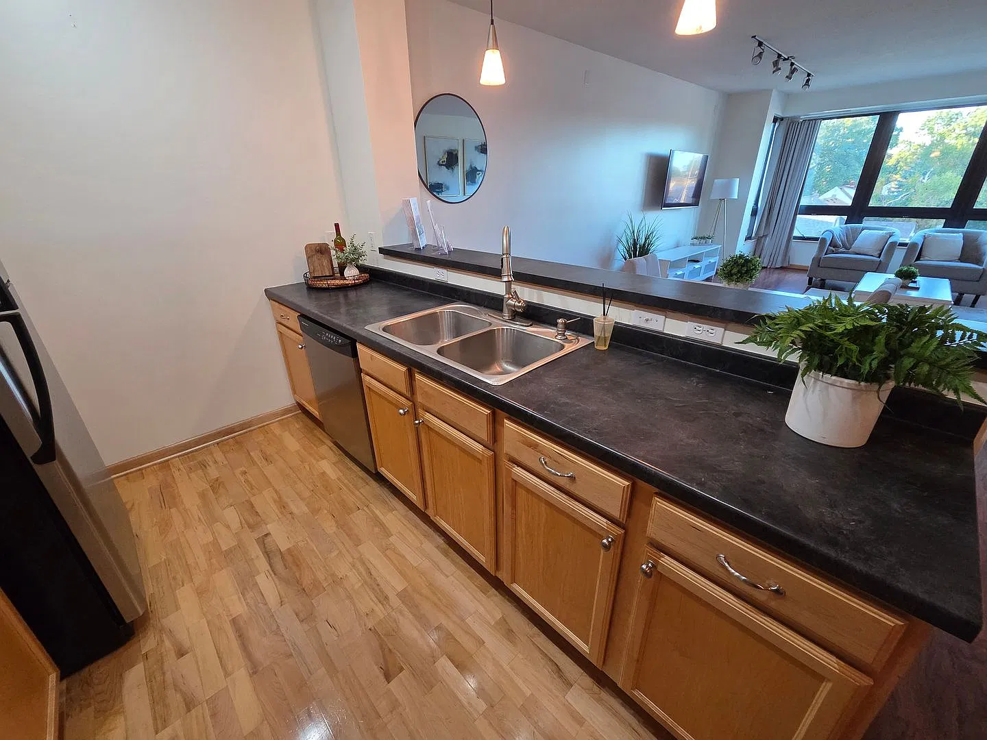 Modern and Stylish Condo - Move-In Ready — Photo 4