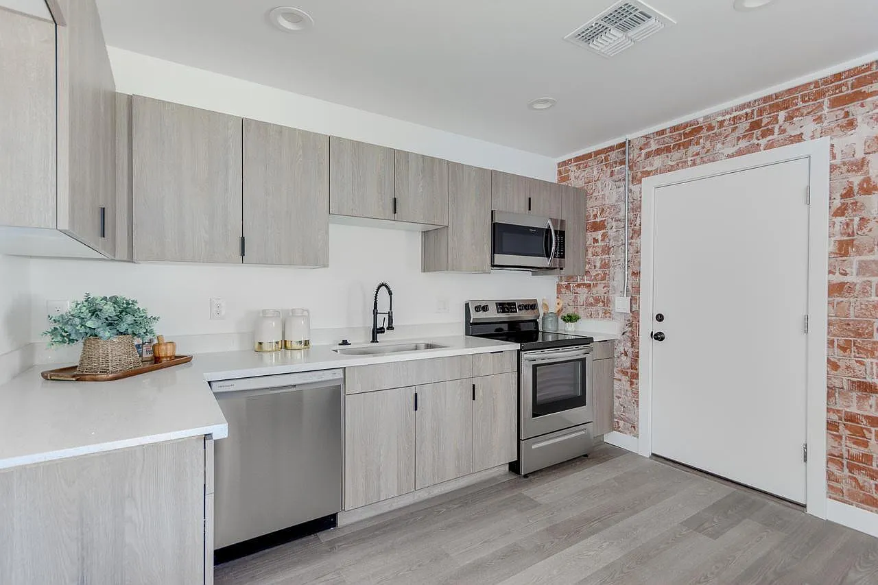 1 bed, 1.0 bath, 500 sqft, $1,300 — Photo 3