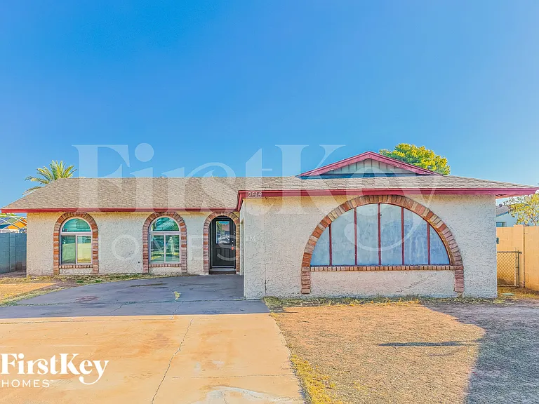 2518 E Don Carlos Ave — Photo 1