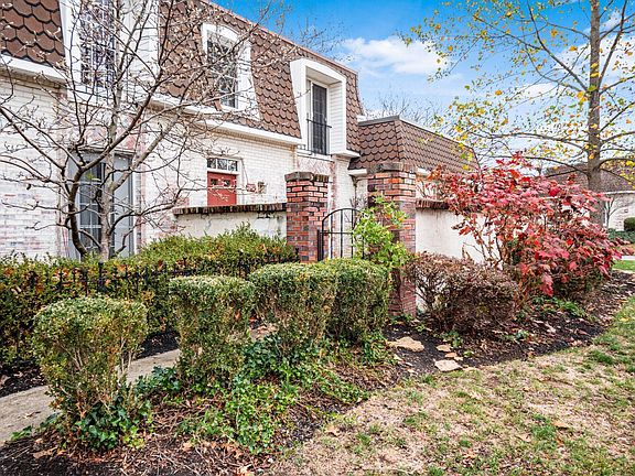 2nd image of 2862 Chateau Cir #99