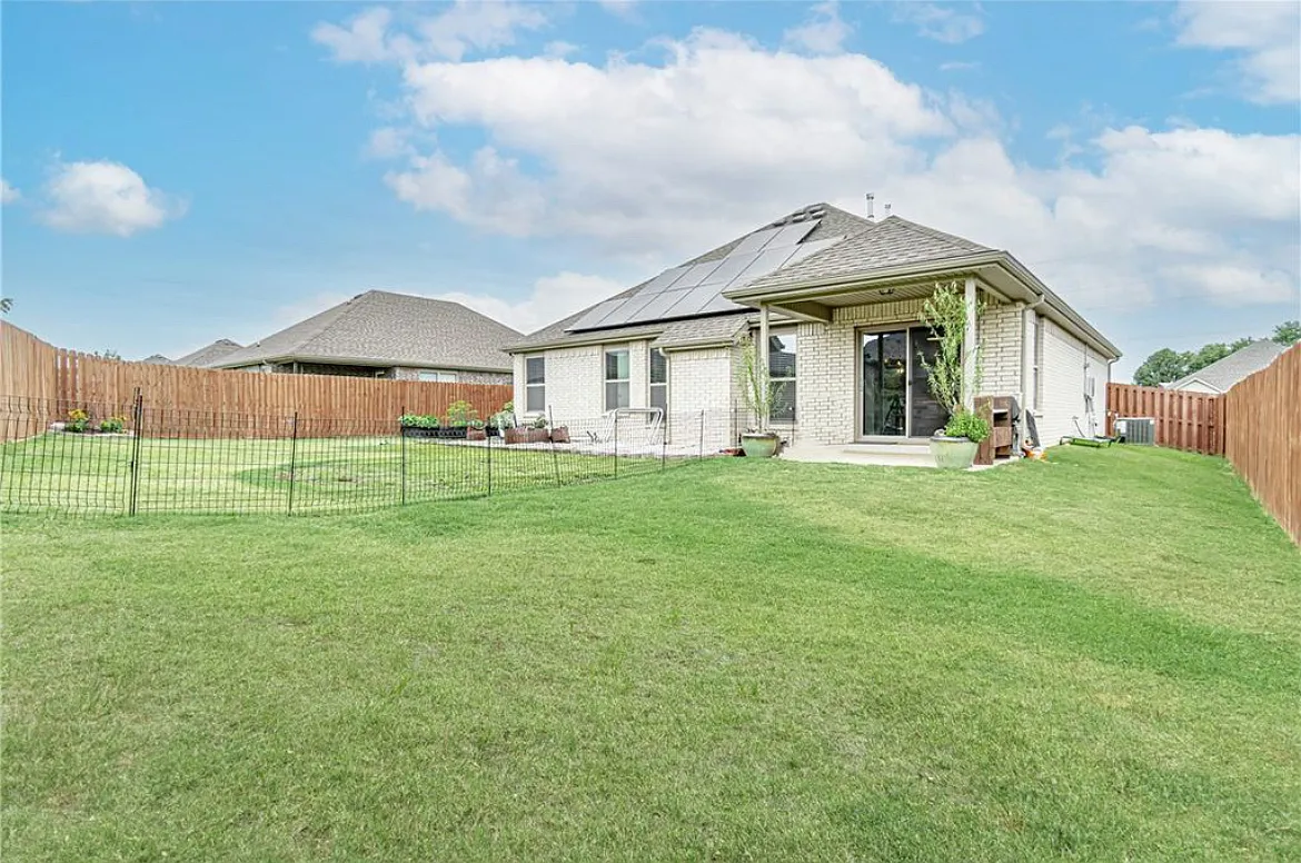 3 bed, 1358 sqft, $1,950 — Photo 4