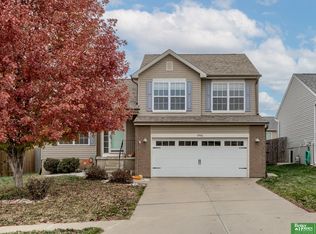 19416 Oakwood St, Omaha, NE 68135