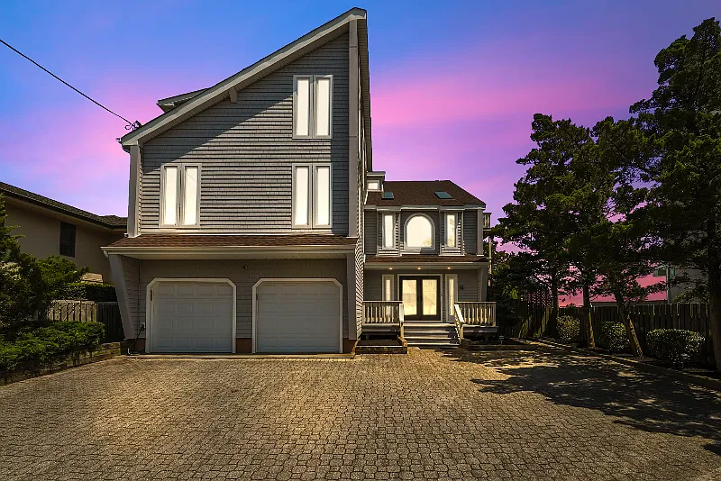 Winter Rental - 7BR Bayfront Escape w/ Heated Pool, Game Room, Balconies & Stunning Water Views — Photo 2