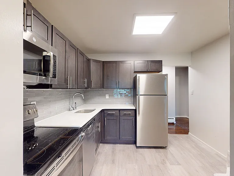 Carlton Apartments — Photo 6