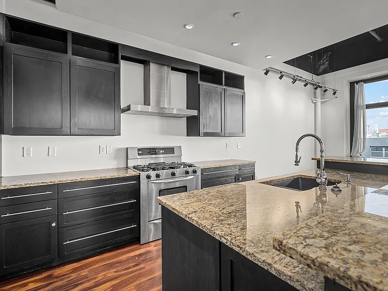 3010 Locust St #208 — Photo 11