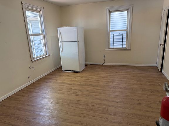 4th image of 68 Condict St #2