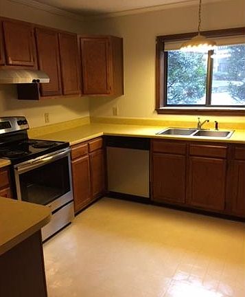4th image of 33 Lake Dr
