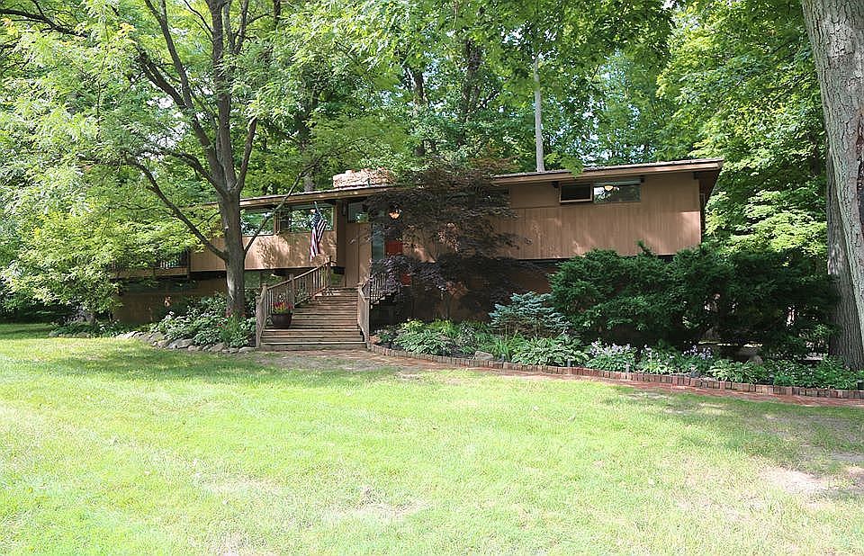 1st image of 2051 Forest Dr