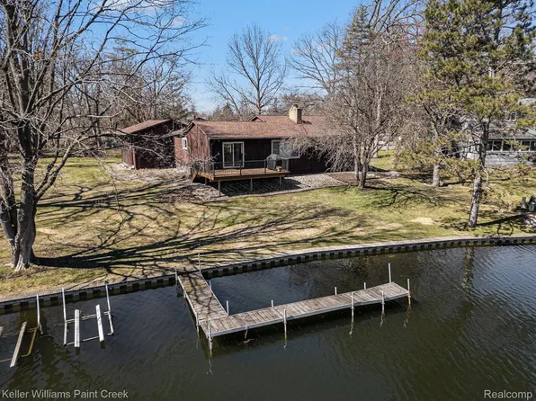 2911 Walmsley Circle Dr, Lake Orion, MI 48360