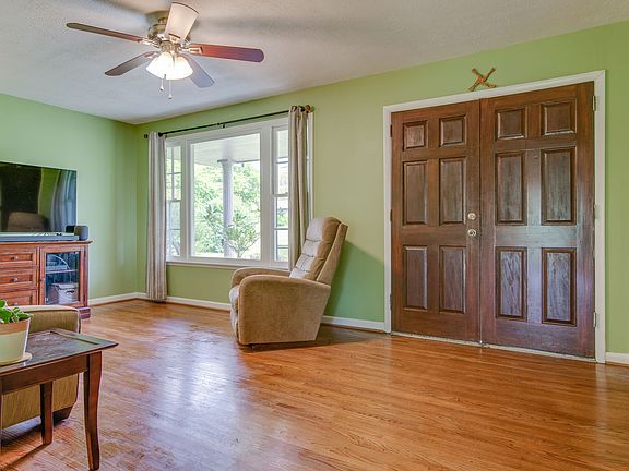 5th image of 224 Maplewood Trce