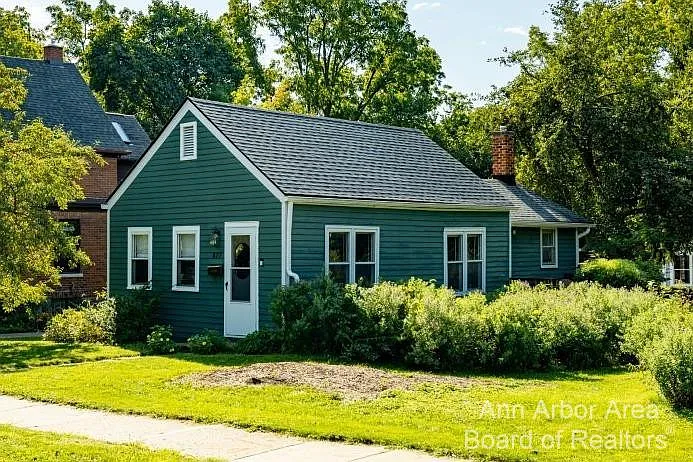 627 Hiscock St photo 1