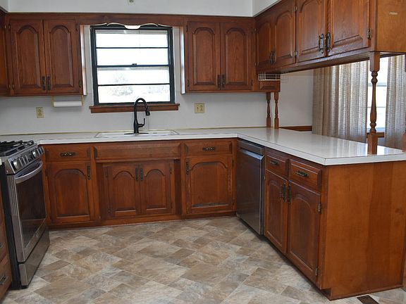 4th image of 6910 N Farm Road 105