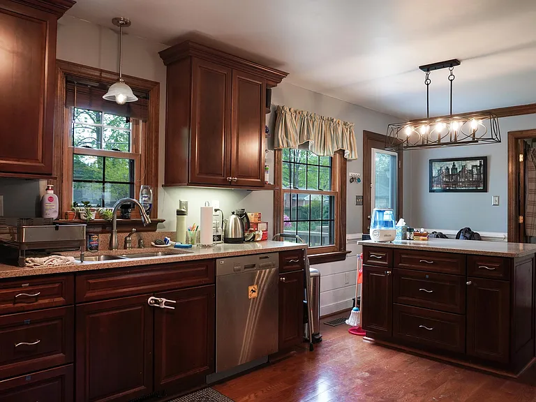 2405 Kenmore Rd — Photo 10