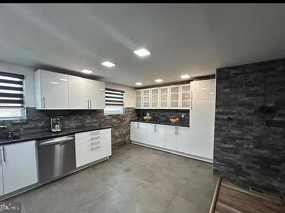 2nd image of 355 Avon St