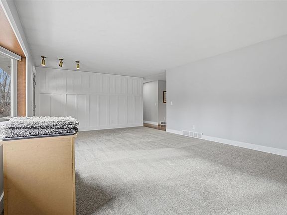 4th image of 31 Bedford Ct