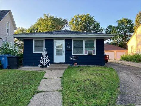 Updated Mpls 3-bed, 1-bath available October 1st — Photo 2