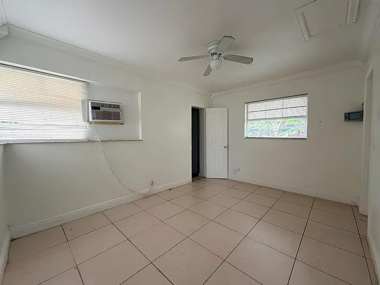 2438 Thomas St #3 — Photo 7