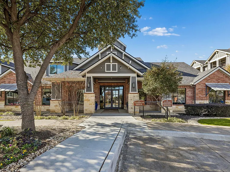 Platinum Castle Hills — Photo 44