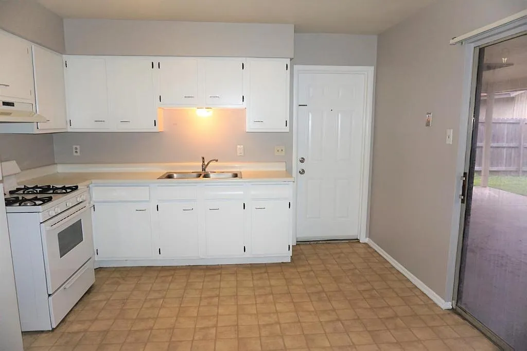 202 Brenda Drive — Photo 3