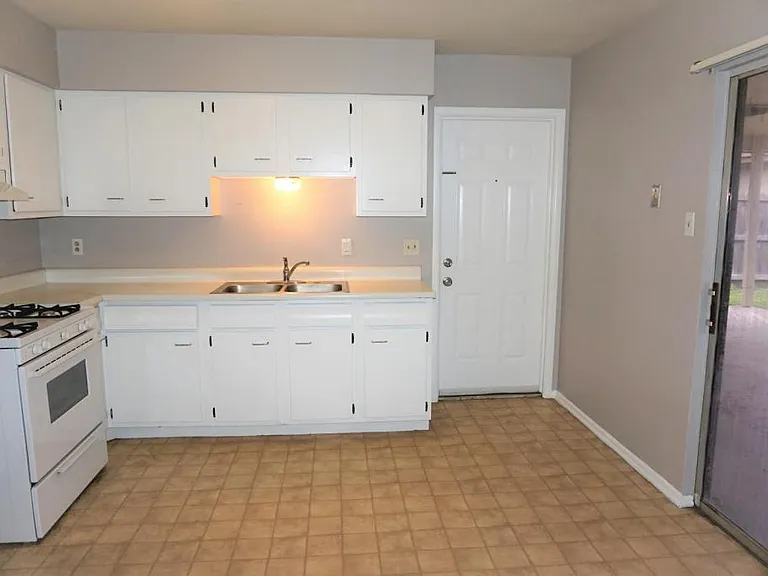 202 Brenda Dr — Photo 3