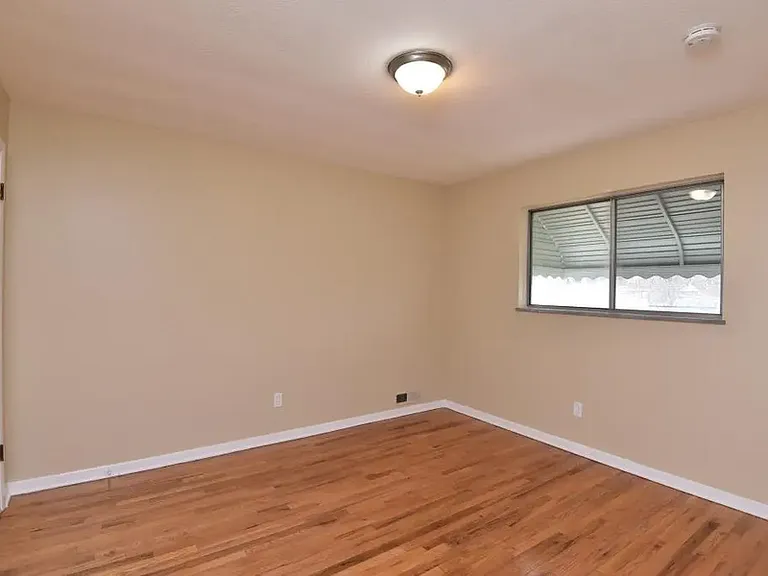 10204 S Highland Ave — Photo 11