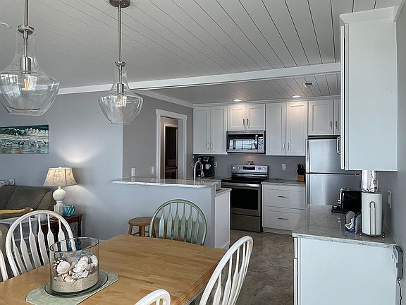 4th image of 321 E Beach Dr