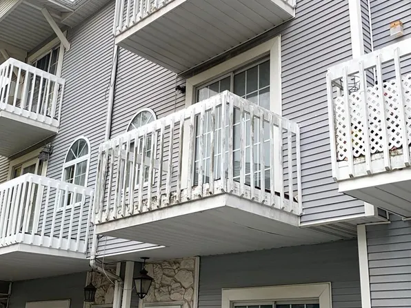 45A Country Dr E, Staten Island, NY 10314