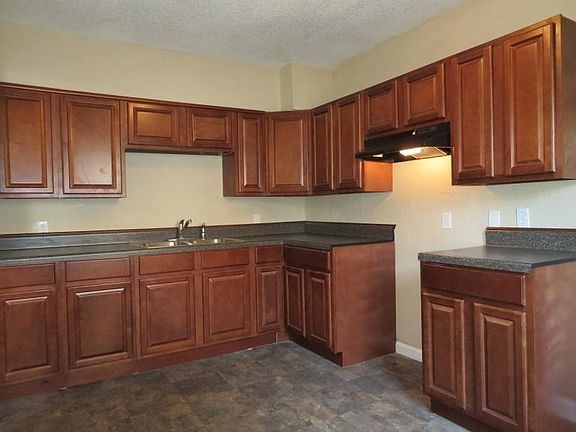 3rd image of 479 Rosewood Ave