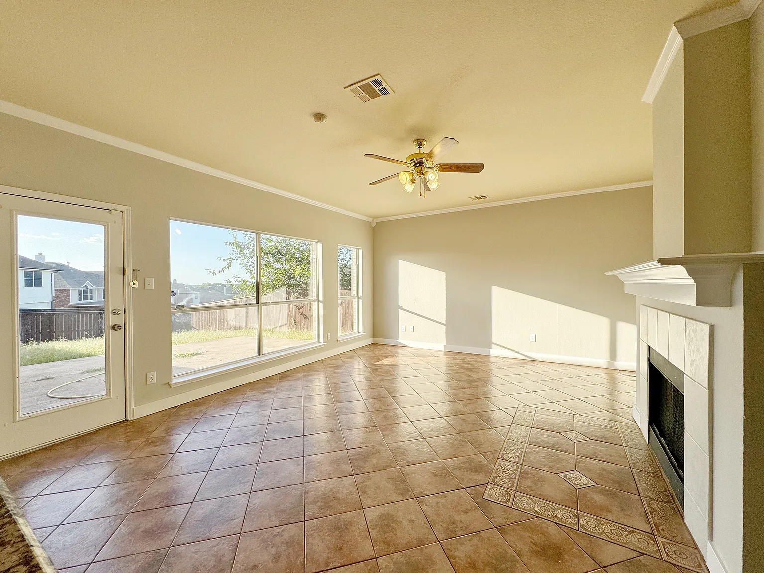 4 bed, 2.5 bath, 2946 sqft, $2,600 — Photo 2